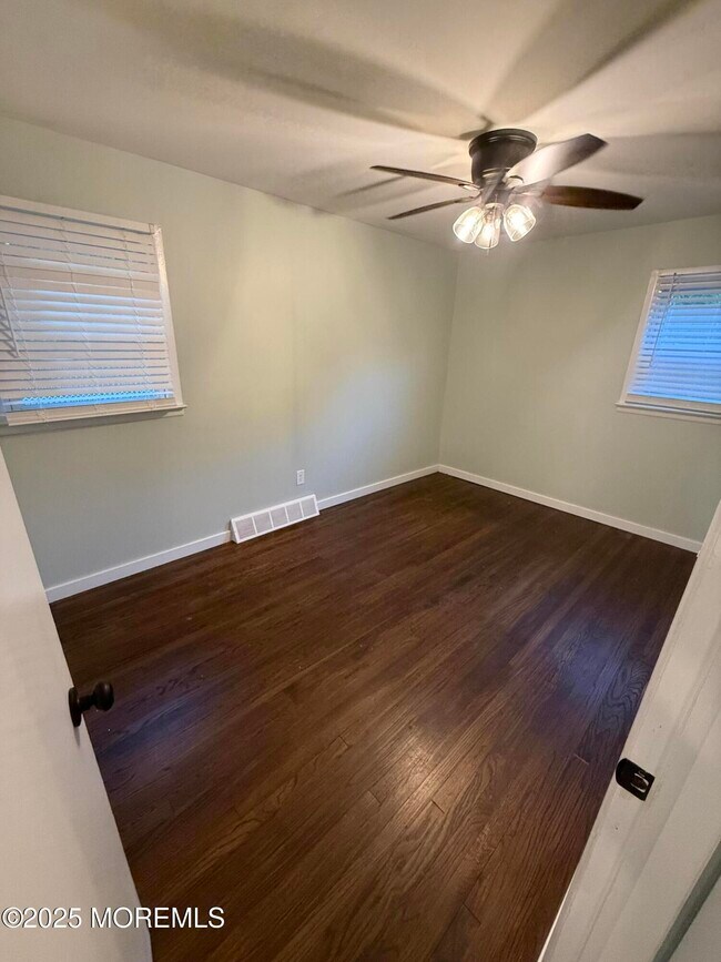 Building Photo - 203 Sunset Ln