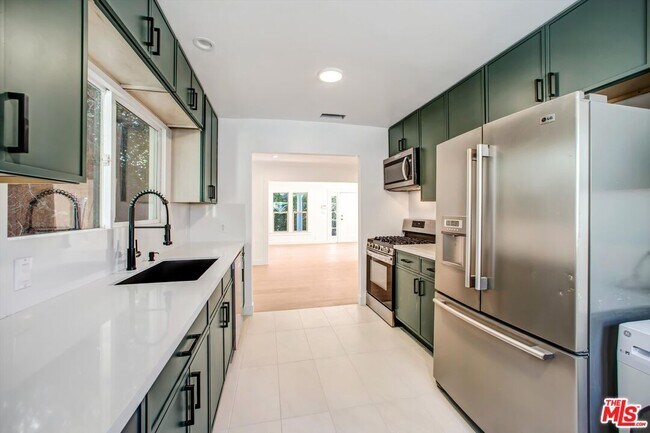 Building Photo - 951 Hilldale Ave