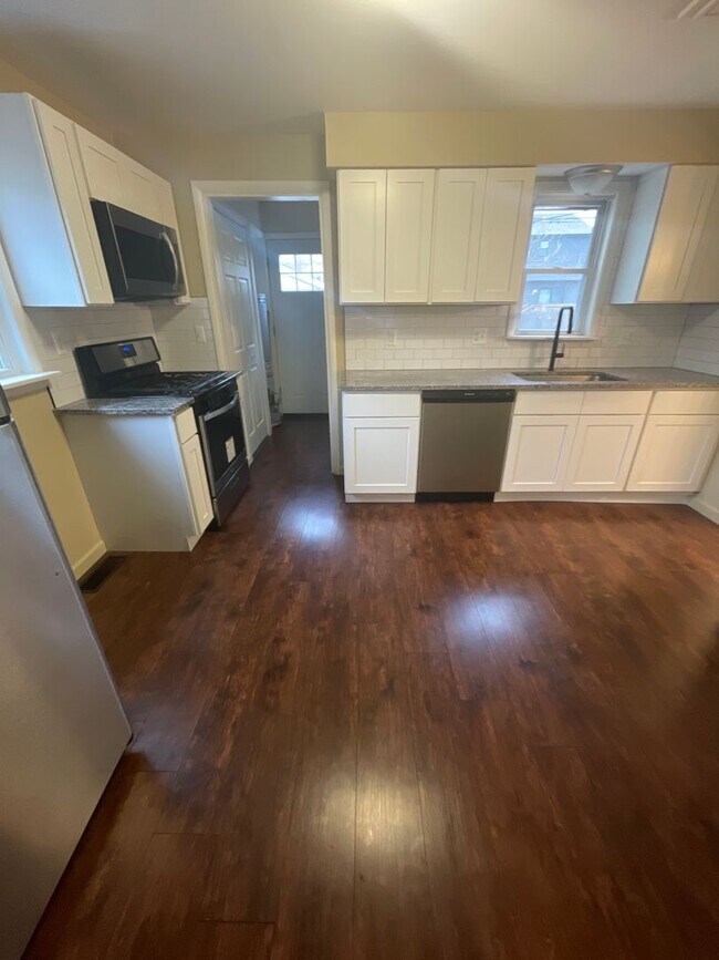 Building Photo - Charming 2 Bedroom Home - Move in Ready