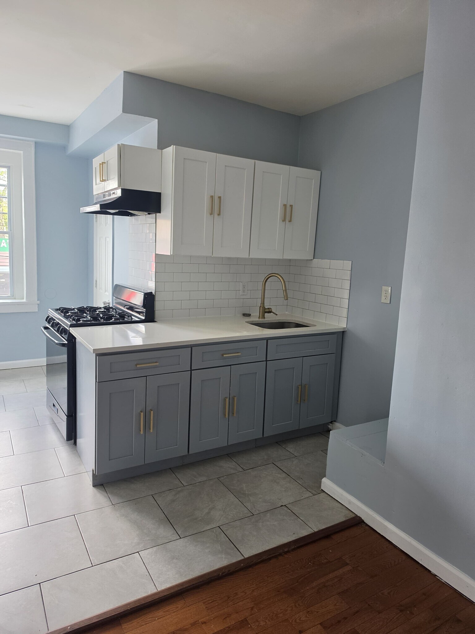 Building Photo - 300 Lyons Ave