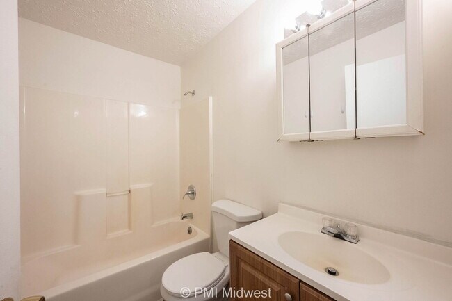 Building Photo - Charming 2-Bedroom Retreat at 570 W U.S. 52, Fountaintown – Cozy Comfort Awaits in 844 Sq Ft!