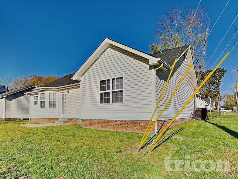 Building Photo - 2736 Daffodil Dr