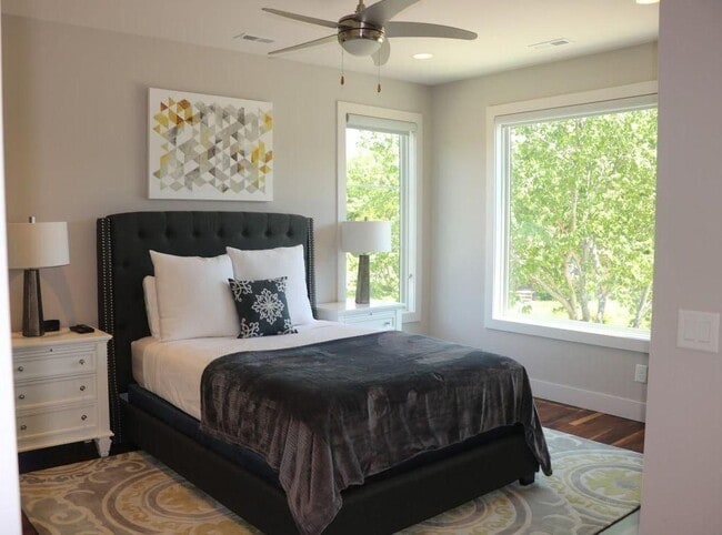 Building Photo - 927 13th Ave S