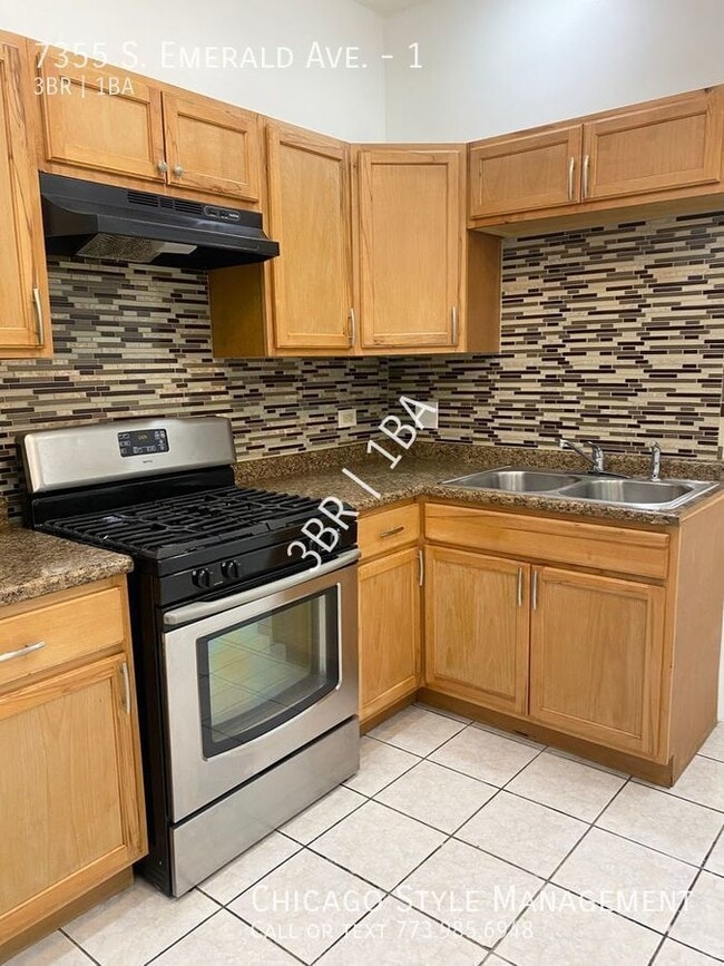 Building Photo - Generous Living Space