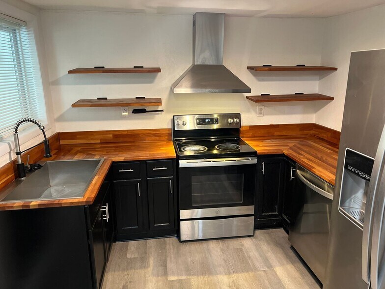 Building Photo - 4305 10th Ave