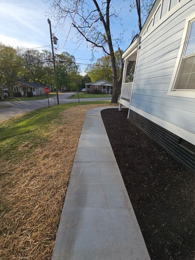 Building Photo - Beautifully Renovated 3 bedroom/3 bath**Historic Overbrook