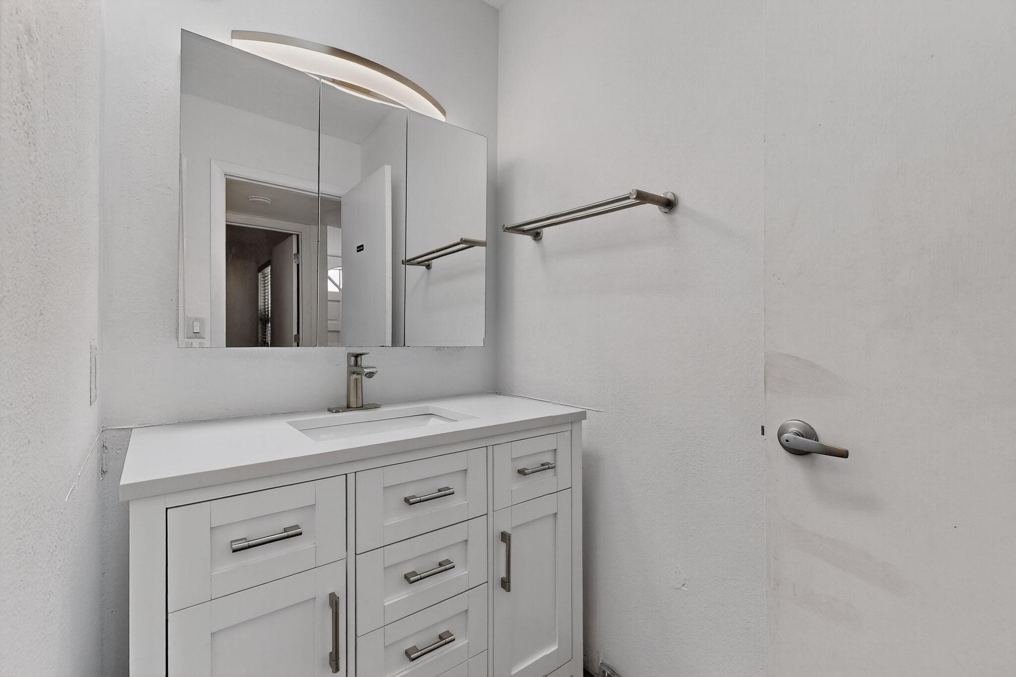 Building Photo - 5528 Overlook Dr NE