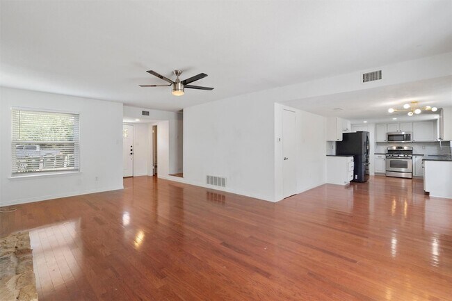 Building Photo - 9809 Meadowheath Dr