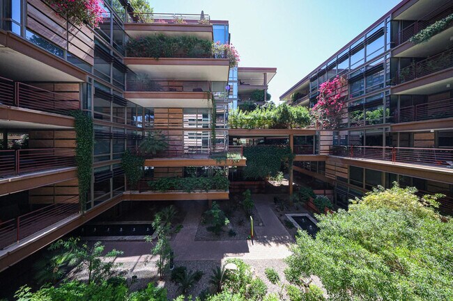 Building Photo - 7121 E Rancho Vista Dr