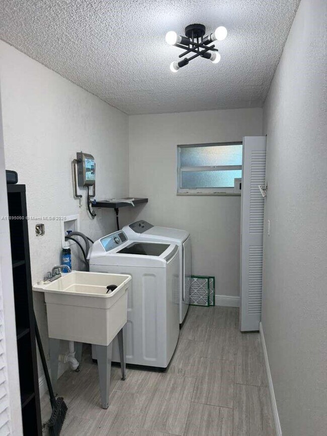 Building Photo - 9353 Fontainebleau Blvd