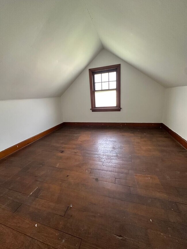 Building Photo - 3 Bedroom Home with Attached Garage