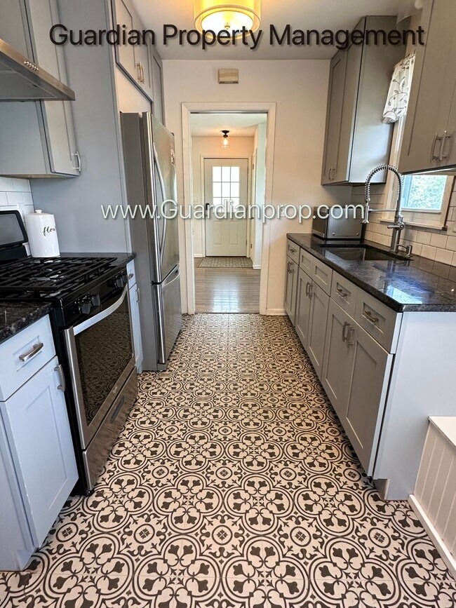 Building Photo - St Louis Park Single Family Home, Hardwood Floors, Office, Available July/Aug 1st