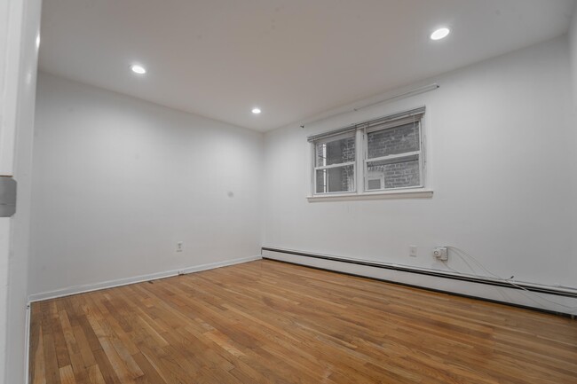 Building Photo - 157 Roosevelt Ave