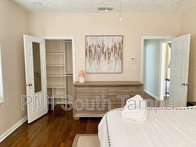 Building Photo - 701 S 26th St