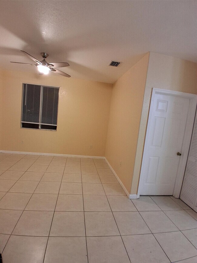 Building Photo - 1425 SE 24th Ct