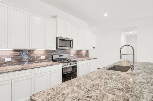 Building Photo - Stunning 4-bedroom, 3-bathroom single-stor...