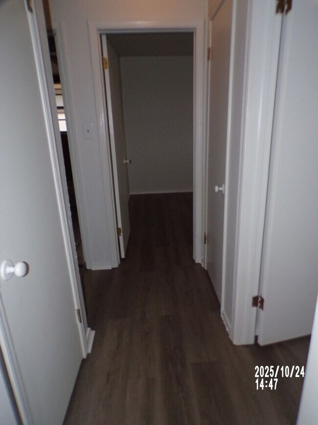 Building Photo - Very Nice home located in the Sullivan Vil...