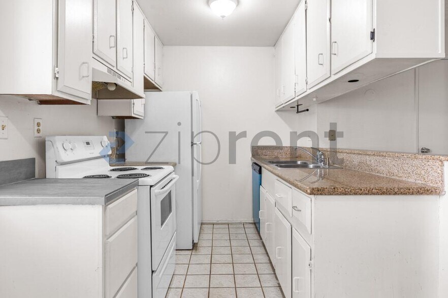 Building Photo - Unit 33