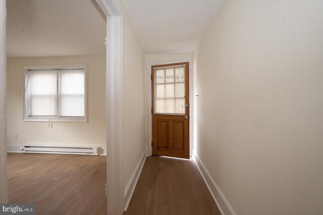 Building Photo - 717 Miller St