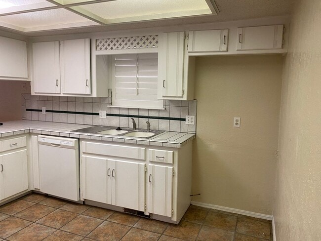 Building Photo - 2312 Shadowlake Dr