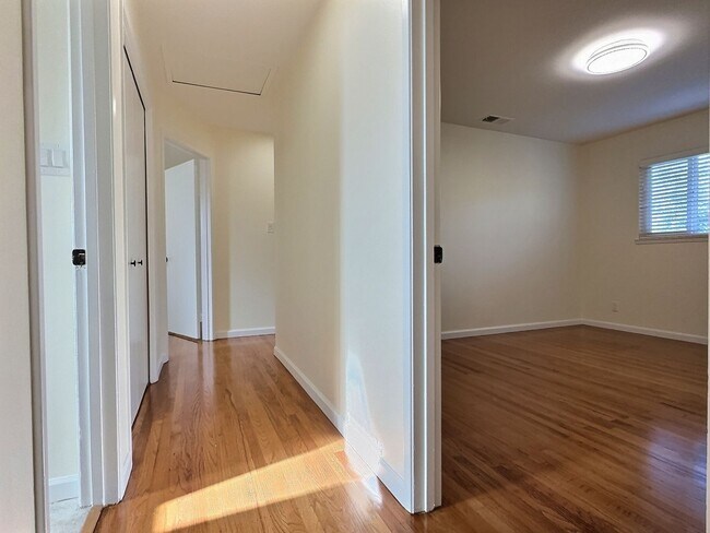 Building Photo - 3BD/2BA - Updated Charming Single Family Home in Great Location!