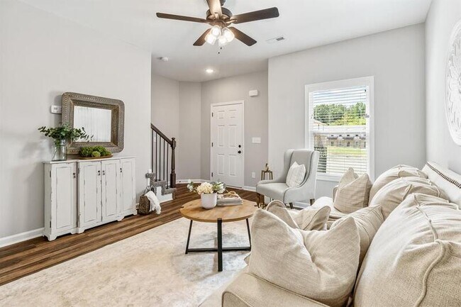 Building Photo - 1115-D2 Hillwood Dr