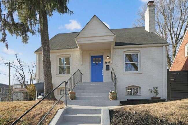 Building Photo - 5643 Clay Pl NE