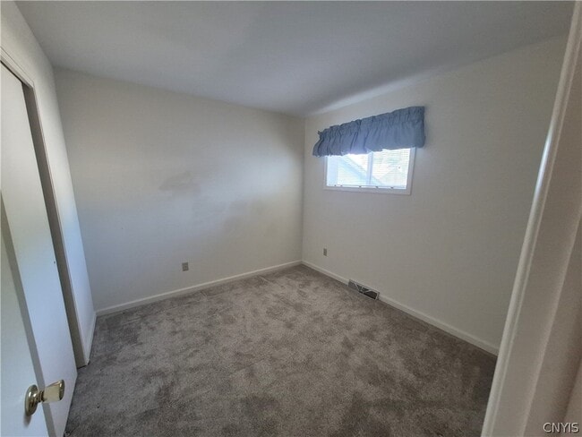 Building Photo - 489 Summerhaven Dr N