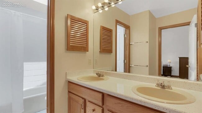 Building Photo - 235 Tamarron Dr