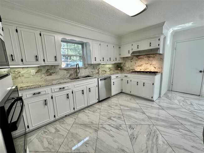 Building Photo - 1111 Doral Ln