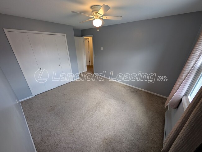 Building Photo - Spacious Elyria Split-Level Near LCCC with Fireplace & Fenced Yard