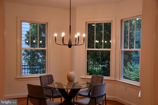 Building Photo - 5127 Cathedral Ave NW