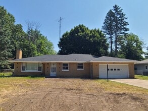 Building Photo - Spacious 4-Bed, 1.5-Bath Home in Benton Ha...