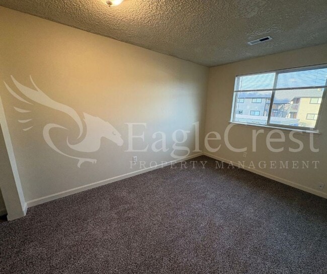 Building Photo - Two Bedroom Upstairs Unit in The Vineyards HOA **Half Off 2nd Month Rent**