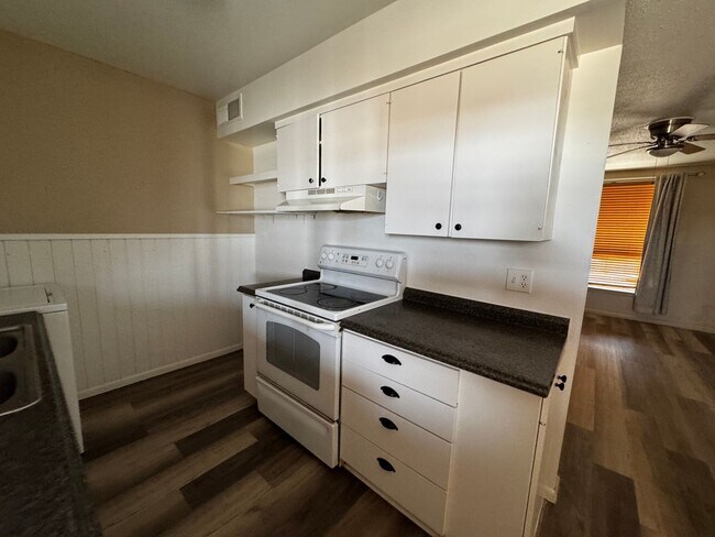 Building Photo - Charming and spacious Needles HOME