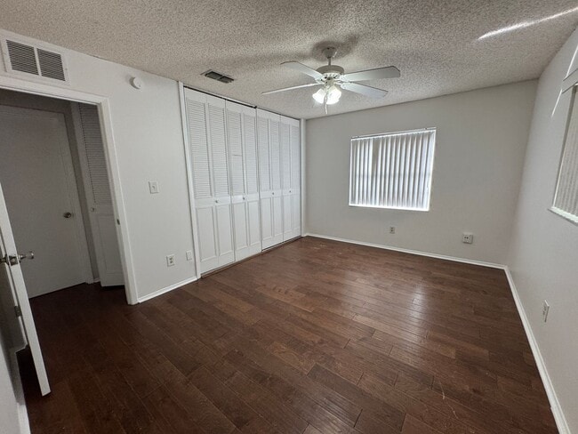 Building Photo - 547 Pigeon Cir