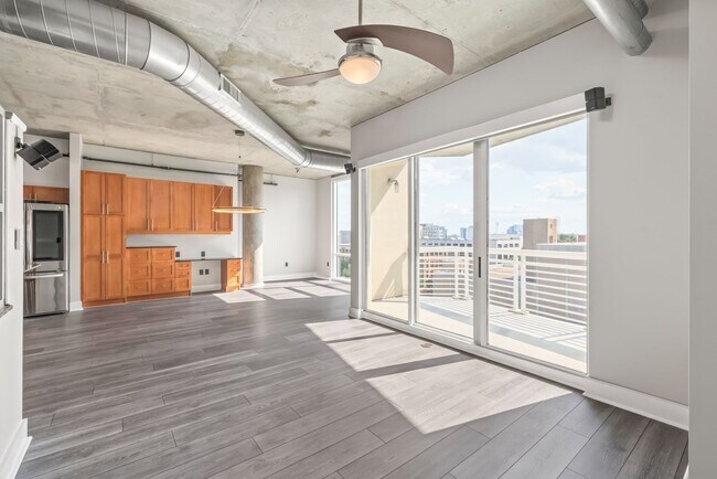 Building Photo - Stylish Uptown 2BD Condo with Balcony, Par...