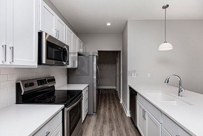 Building Photo - 5638 Fernwood Dr