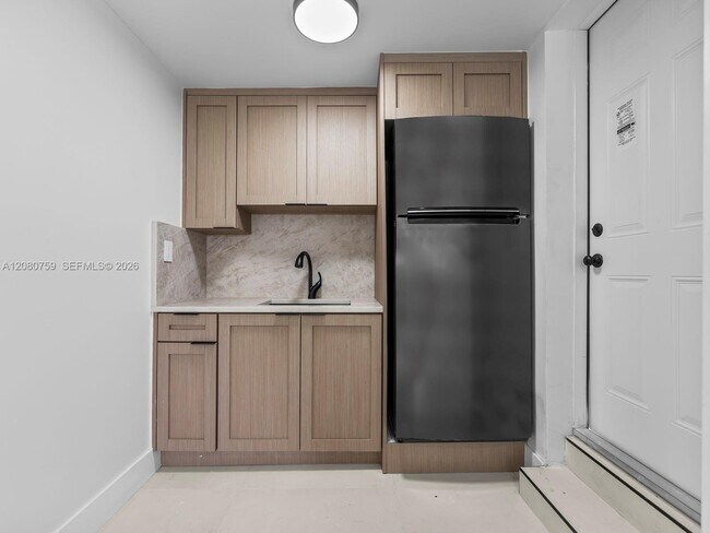 Building Photo - 1221 Biarritz Dr