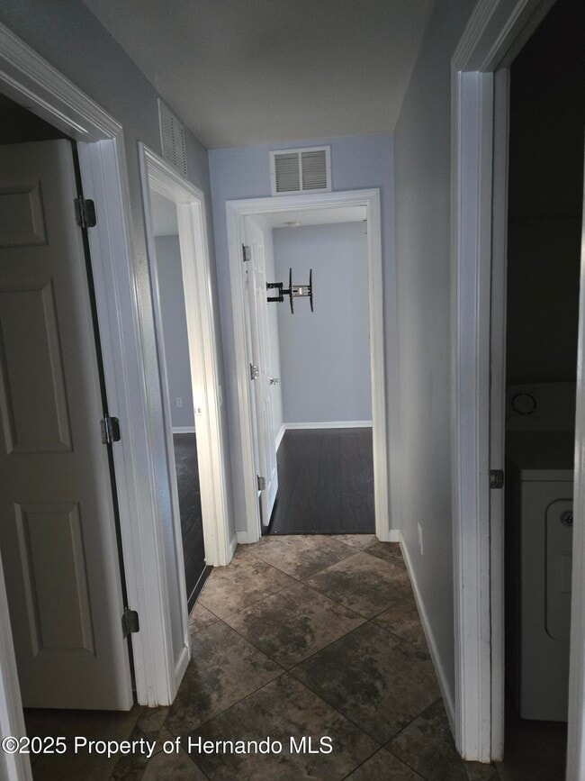 Building Photo - 14392 Wake Robin Dr