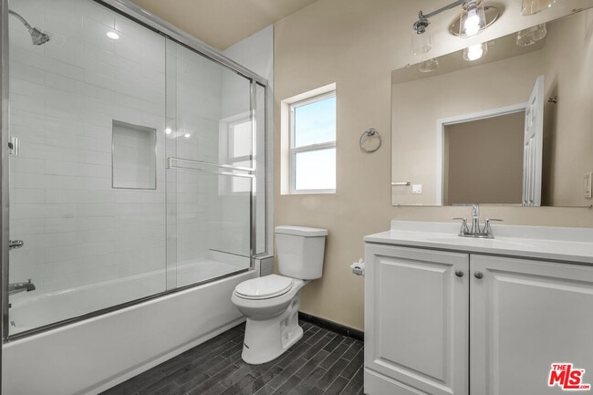 Building Photo - 2816 3/4-2814 W Jefferson Blvd