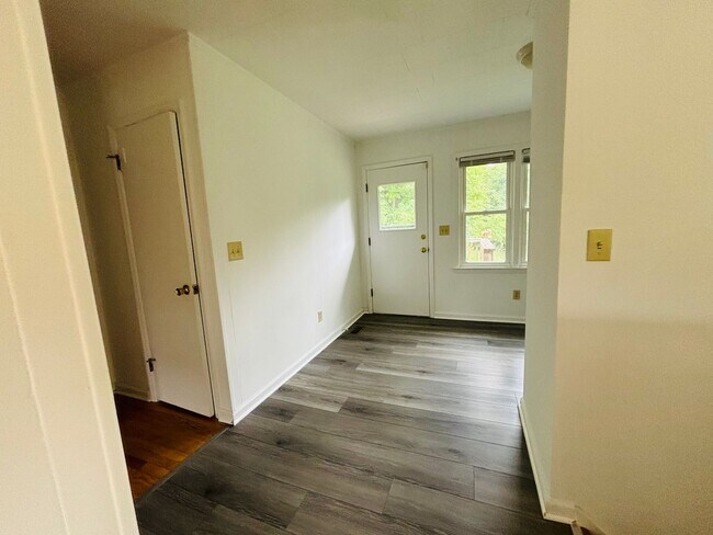 Building Photo - 1480 Boxwood Dr