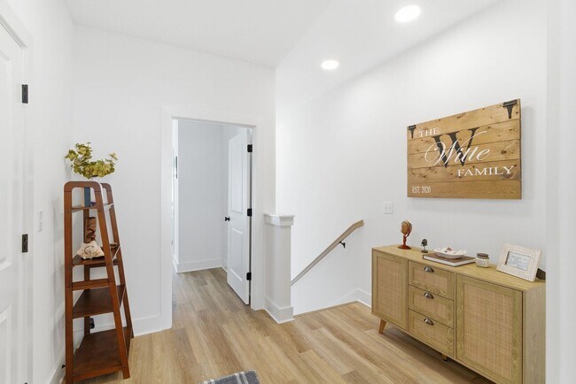 Building Photo - Modern Townhome in Madison