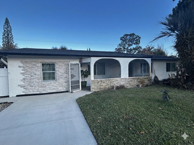 Building Photo - 1301 SE Sandpiper Ln