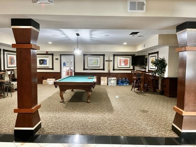 Building Photo - Large and quiet 1 BR 1 BA overlooking cour...