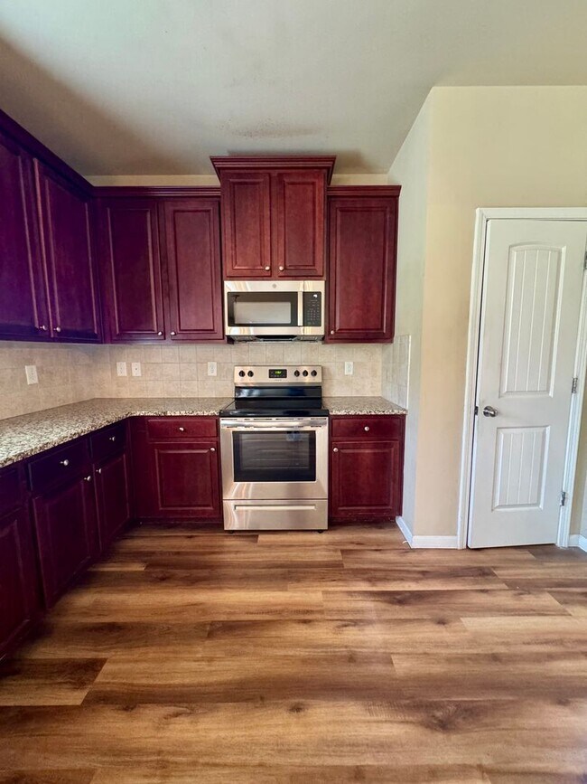 Building Photo - This beautiful 4-bedroom, 2.5-bath home Move-in ready and is waiting for you!