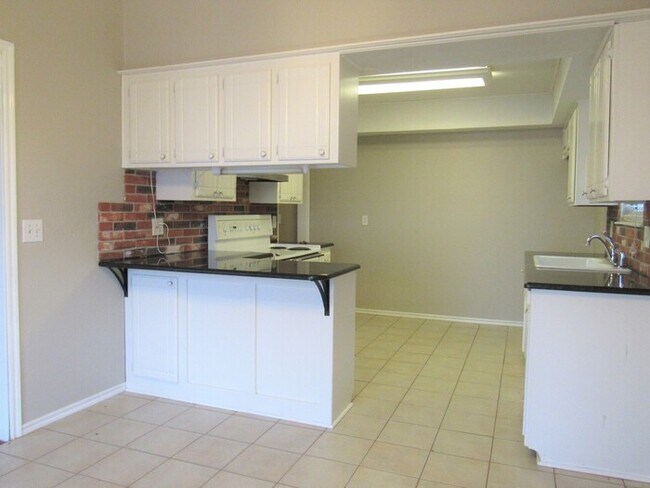 Building Photo - 10340 Exter Ave