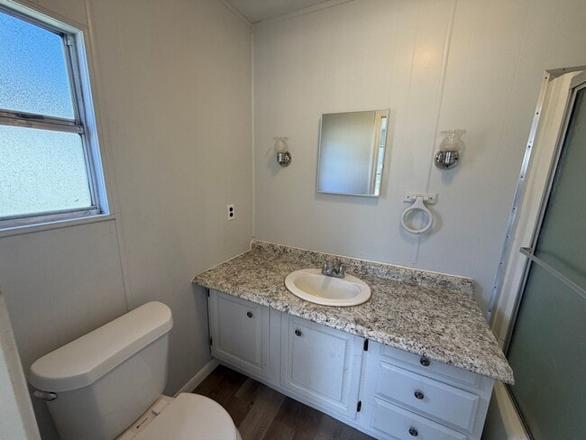 Building Photo - Spacious 3/2 available now!