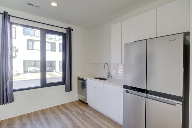 Building Photo - Luxury 3 Bed Townhome in Durham RTP