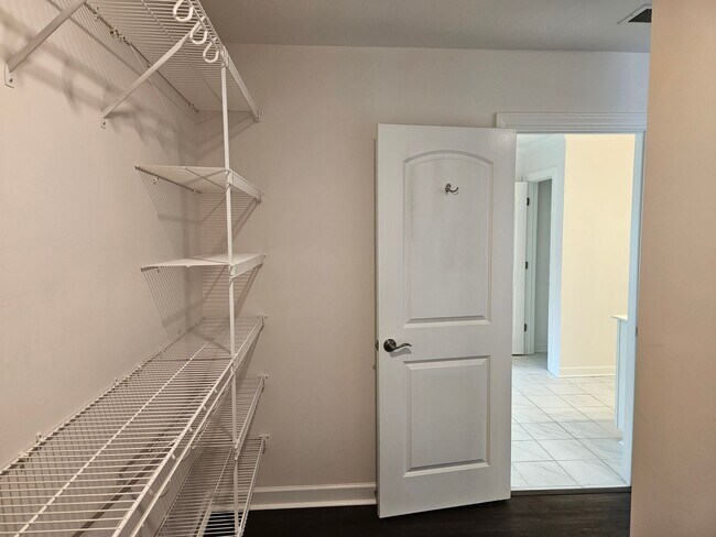 Building Photo - Beautiful unfurnished 3 bed 2.5 bath home ...